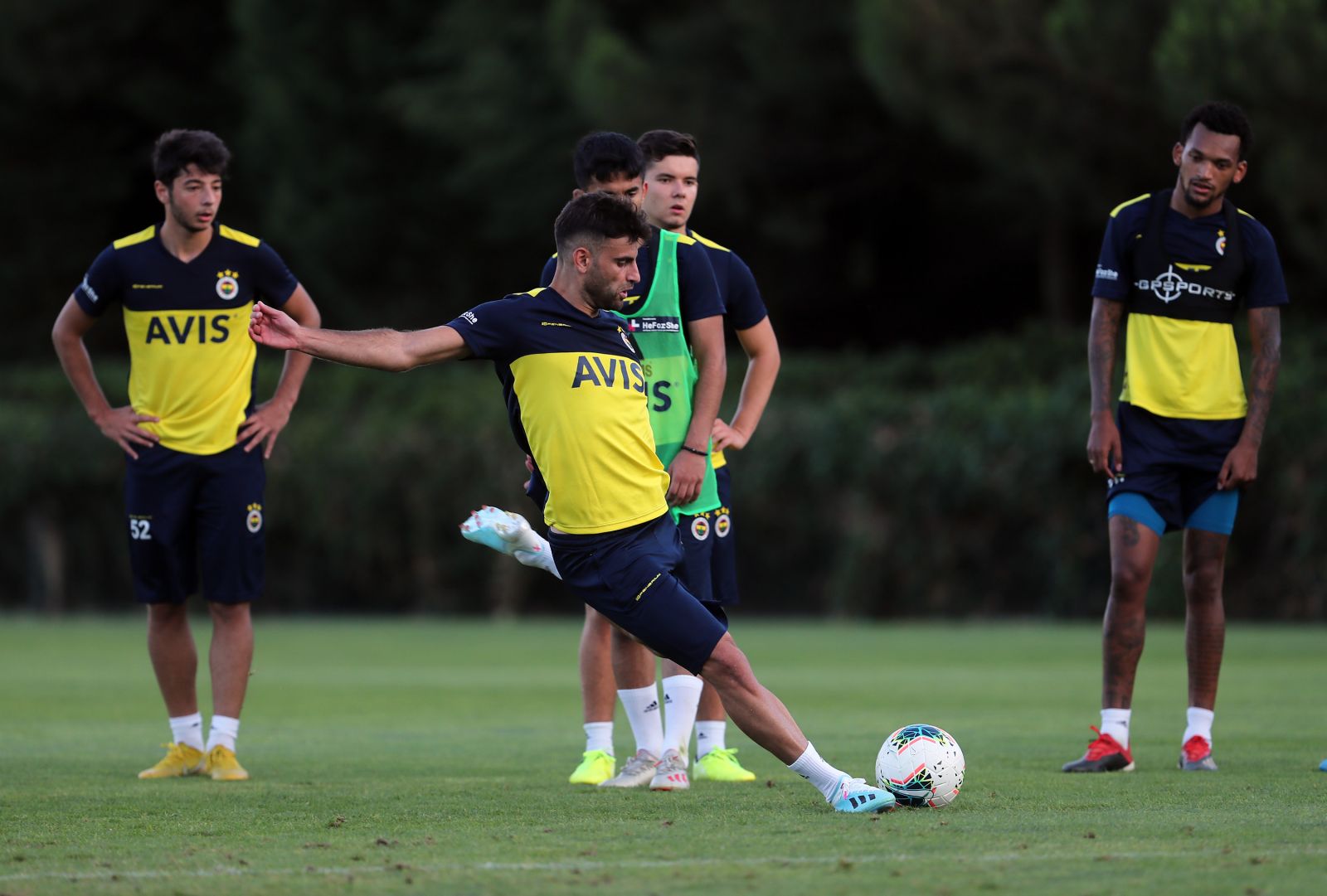 Fenerbahçe, yeni sezon hazırlıklarını sürdürdü